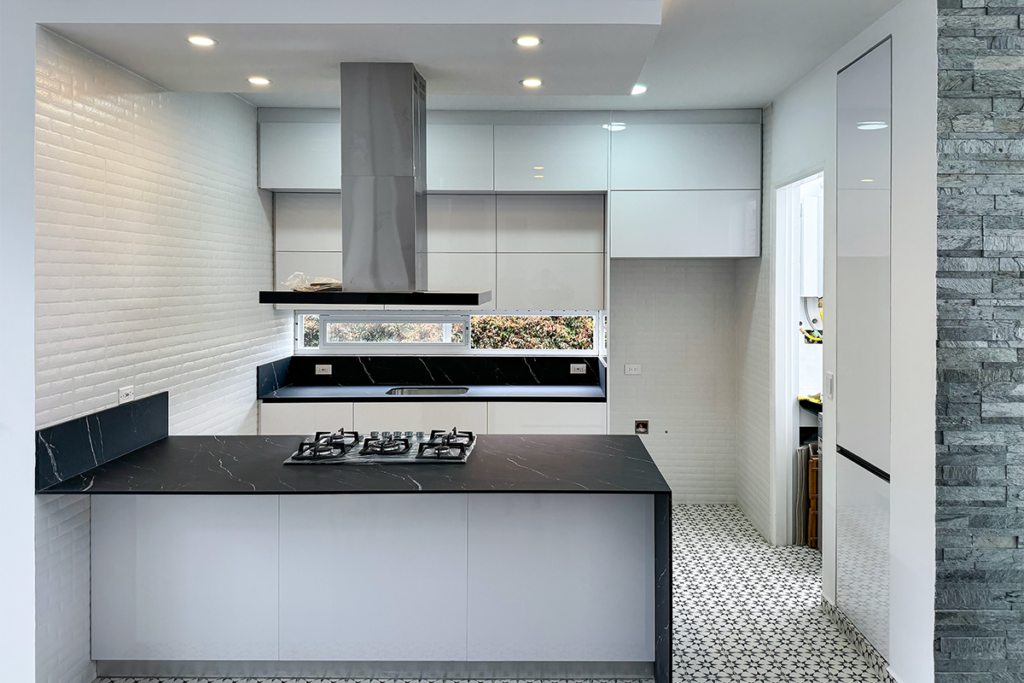 En blanco y negro: así es el diseño interior de esta cocina en el huila