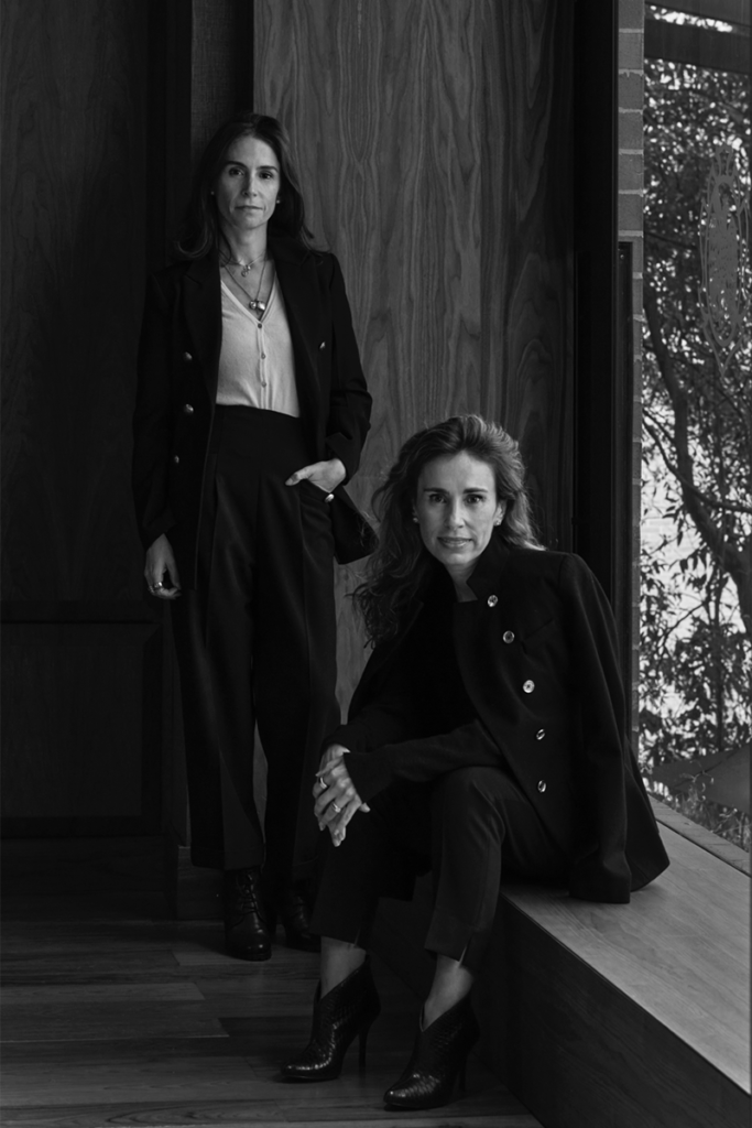 Un bar en bogotá cuya decoración crea un vínculo tangible entre el pasado y el presente