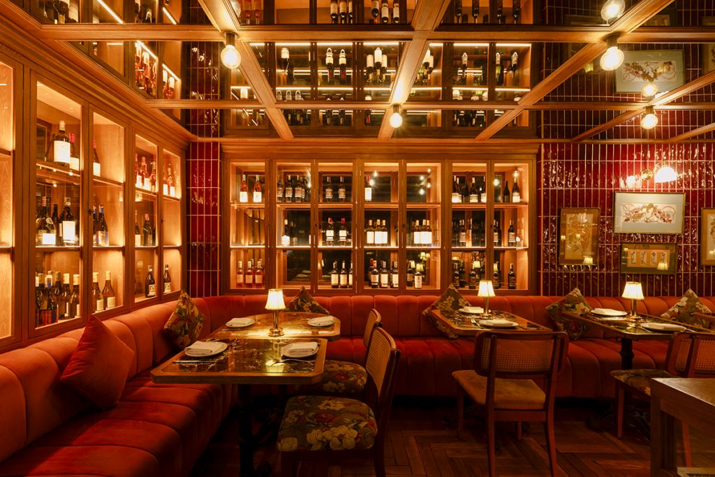 La elegancia parisina en el diseño de un restaurante pleno de contrastes