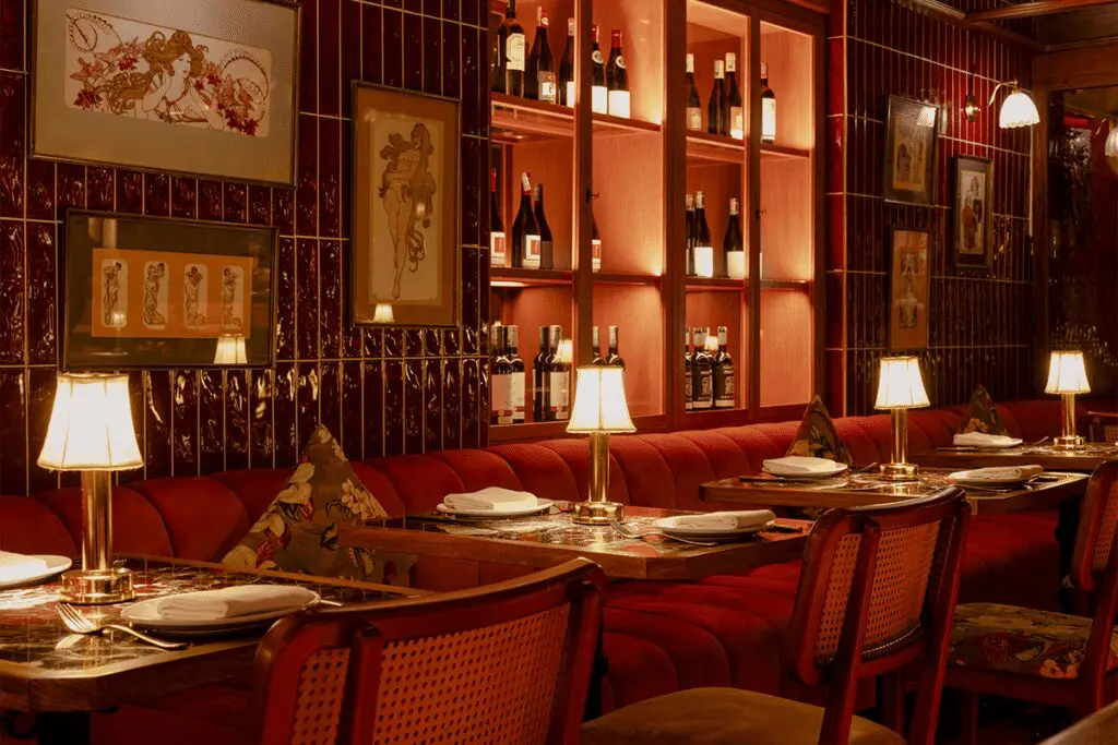 La elegancia parisina en el diseño de un restaurante pleno de contrastes La elegancia parisina en el diseño de un restaurante pleno de contrastes