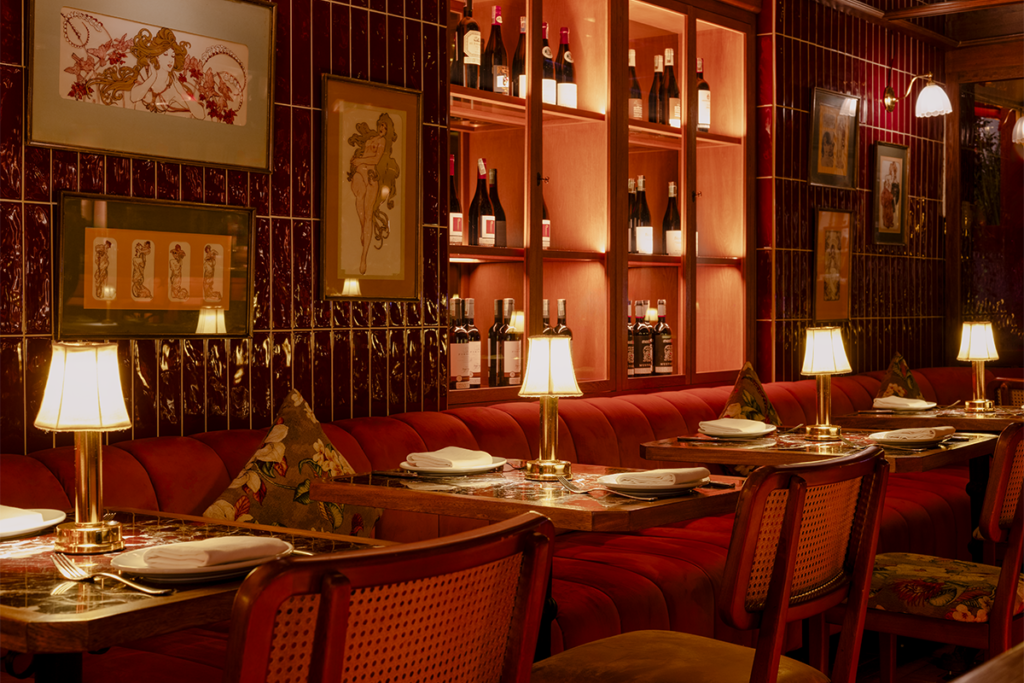 La elegancia parisina en el diseño de un restaurante pleno de contrastes