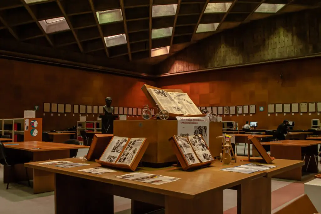 Los universos arquitectónicos de la biblioteca luis ángel arango