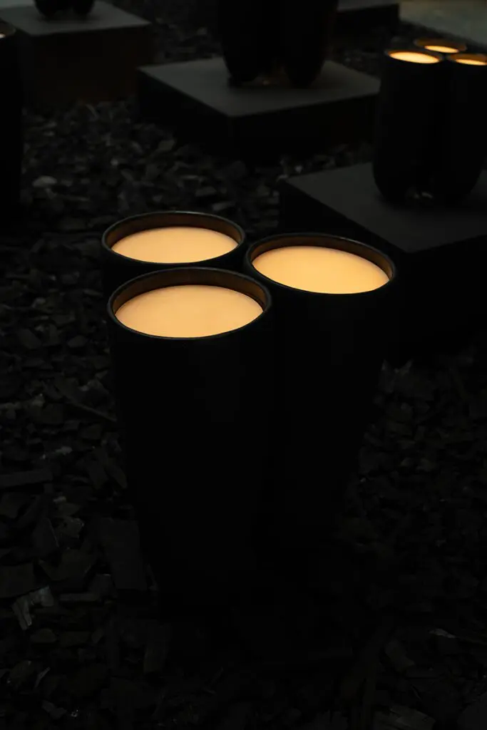 Luminarias en piedra: esculturas de luz hechas por artesanos colombianos