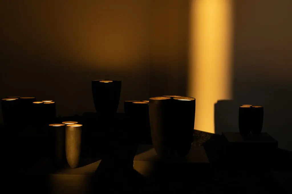 Luminarias en piedra: esculturas de luz hechas por artesanos colombianos