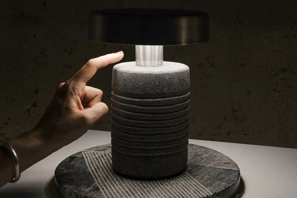 Luminarias en piedra: esculturas de luz hechas por artesanos colombianos