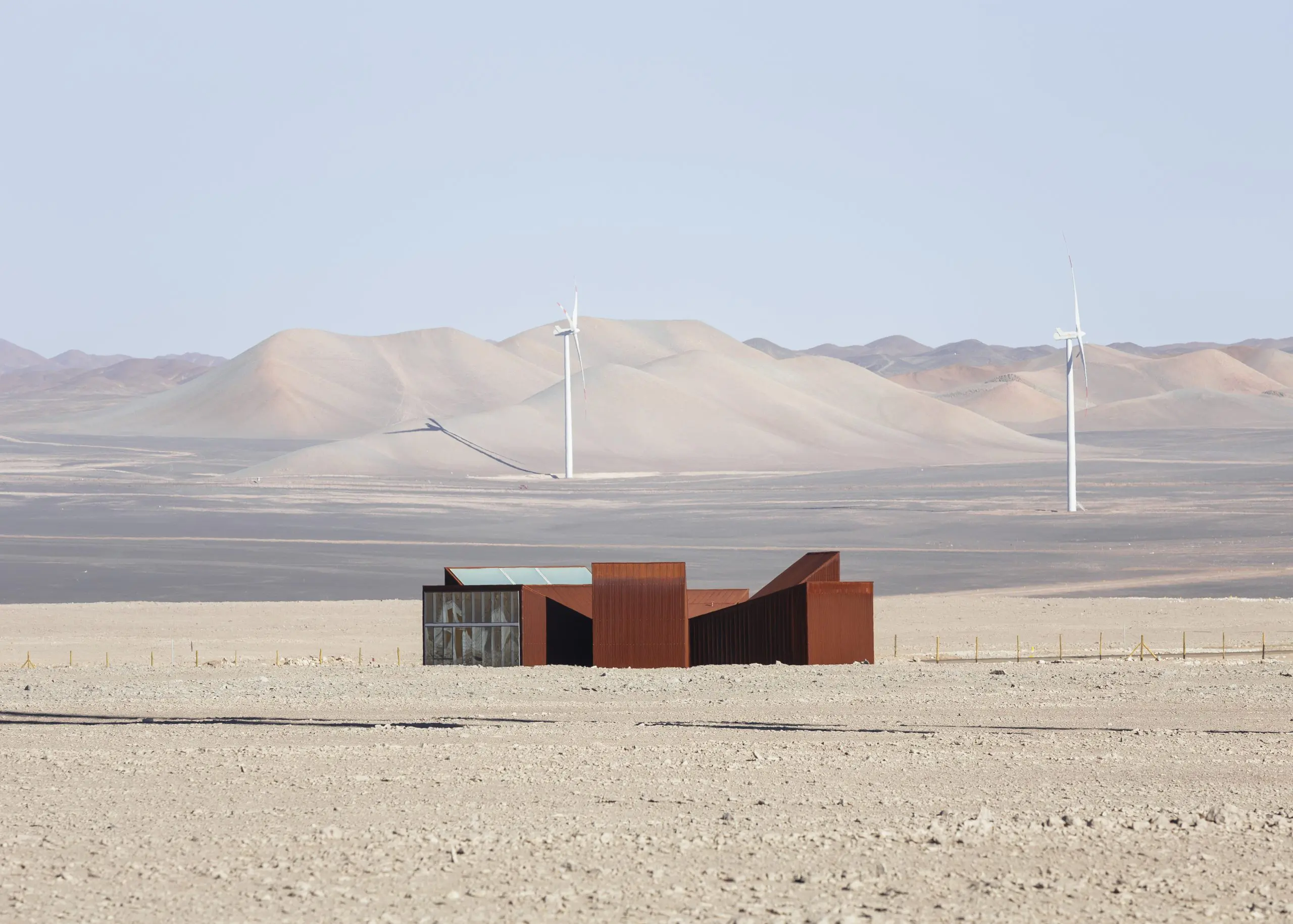 Un sorprendente edificio que se mimetiza con el desierto de atacama en chile Un sorprendente edificio que se mimetiza con el desierto de atacama en chile