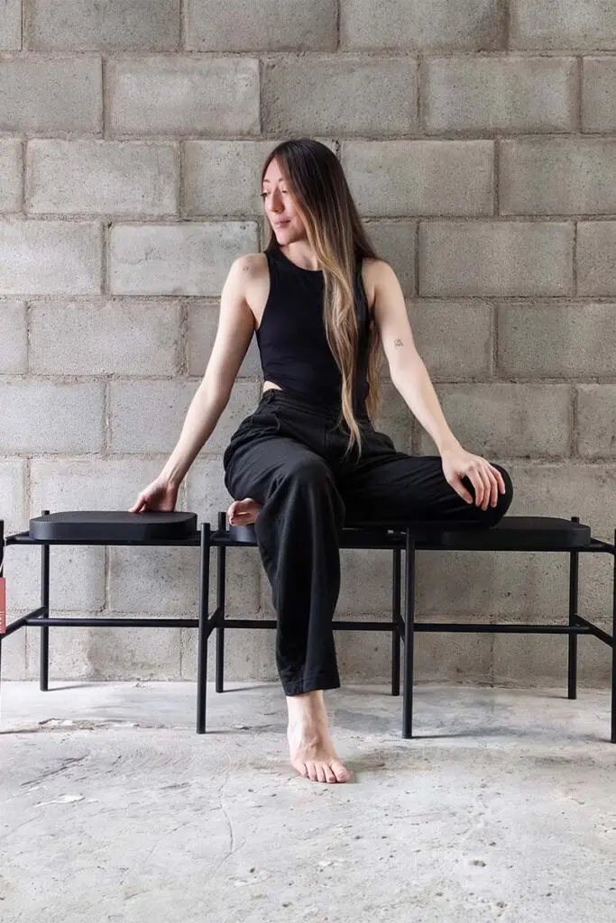 Microperforados y color: el sello innovador de estos muebles colombianos