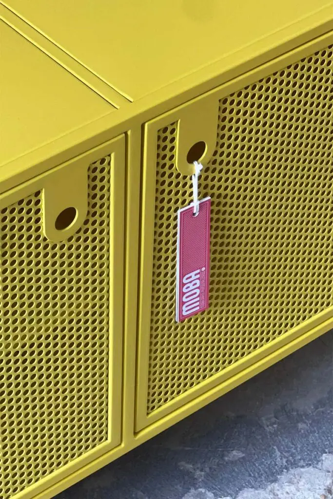 Microperforados y color: el sello innovador de estos muebles colombianos