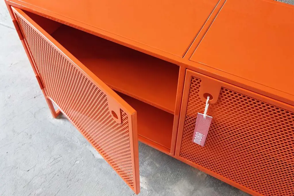 Microperforados y color: el sello innovador de estos muebles colombianos