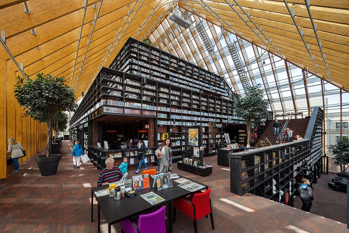 Arquitectura holandesa, invitada de honor La biblioteca book mountain, ubicada en la pequeña población de spijkenisse, holanda, es un programa de 9. 300 metros cuadrados, que contó con un presupuesto de 10 millones de euros.
