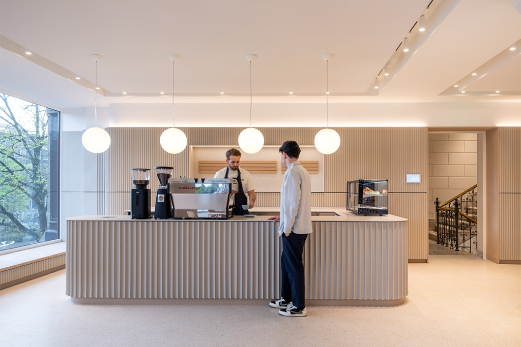 Este edificio es un ejercicio de moderación que guarda la estética del siglo xix