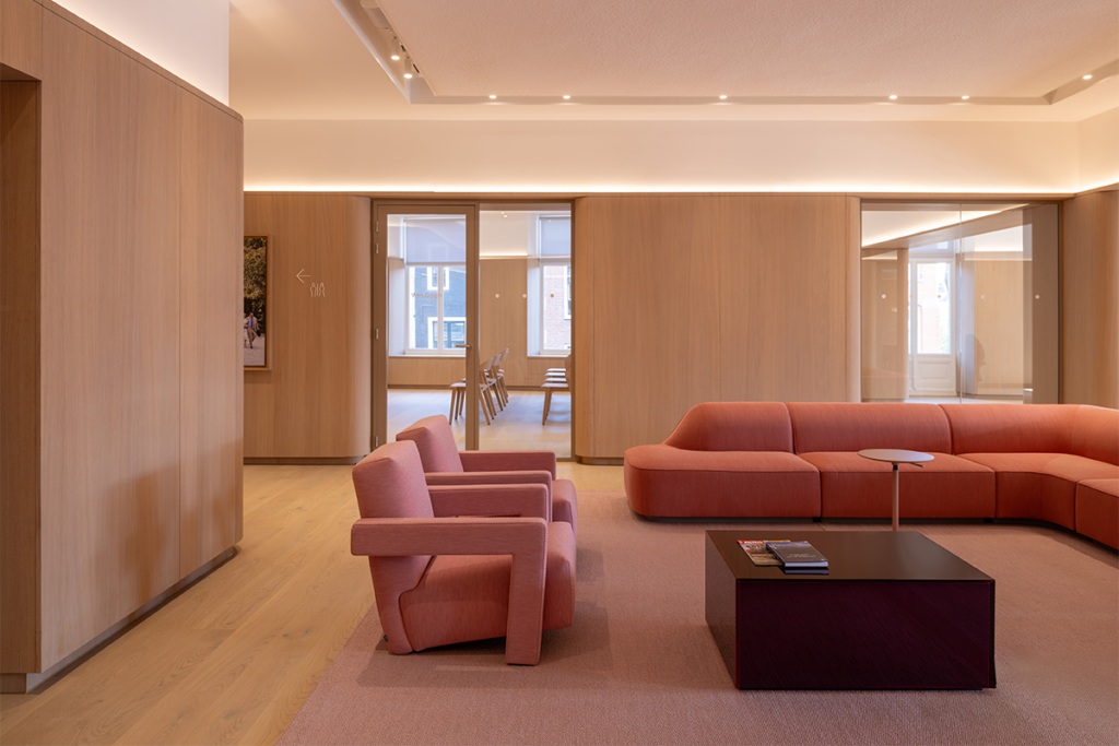 Este edificio es un ejercicio de moderación que guarda la estética del siglo xix