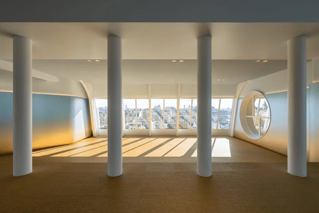 Este edificio es un ejercicio de moderación que guarda la estética del siglo xix