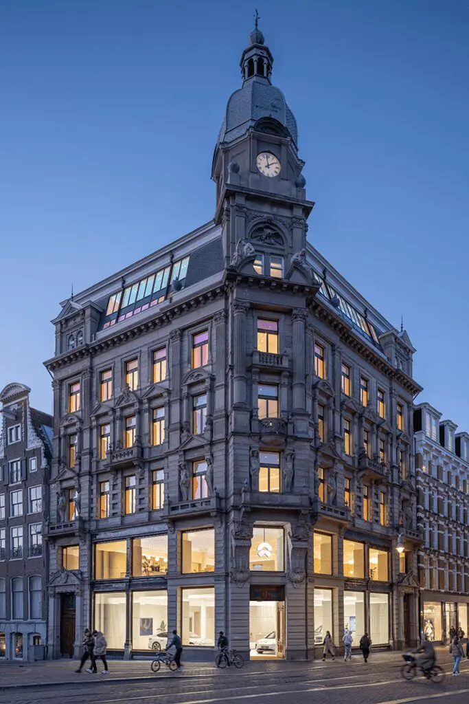 Este edificio es un ejercicio de moderación que guarda la estética del siglo xix