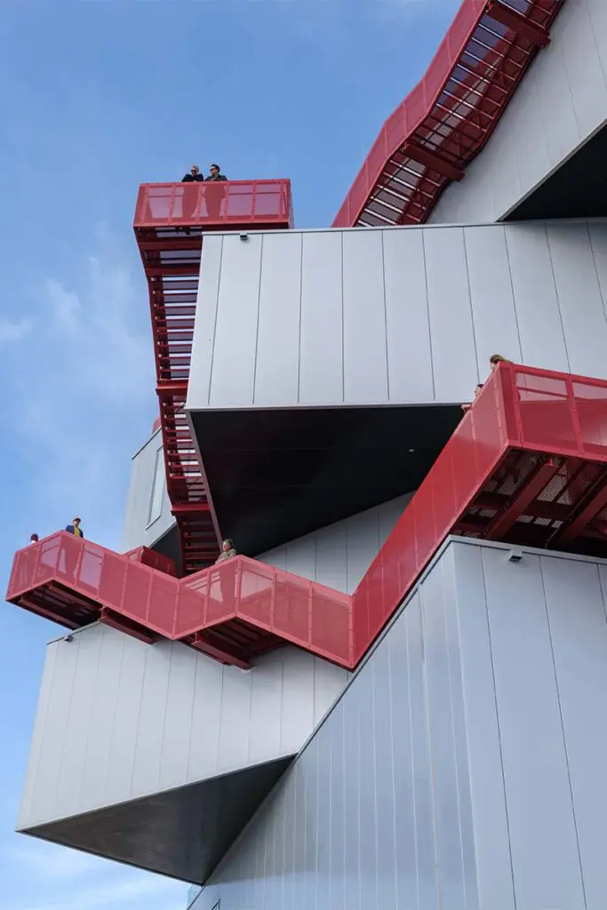 Este edificio es una caja que gira y un epicentro cultural para la vida pública