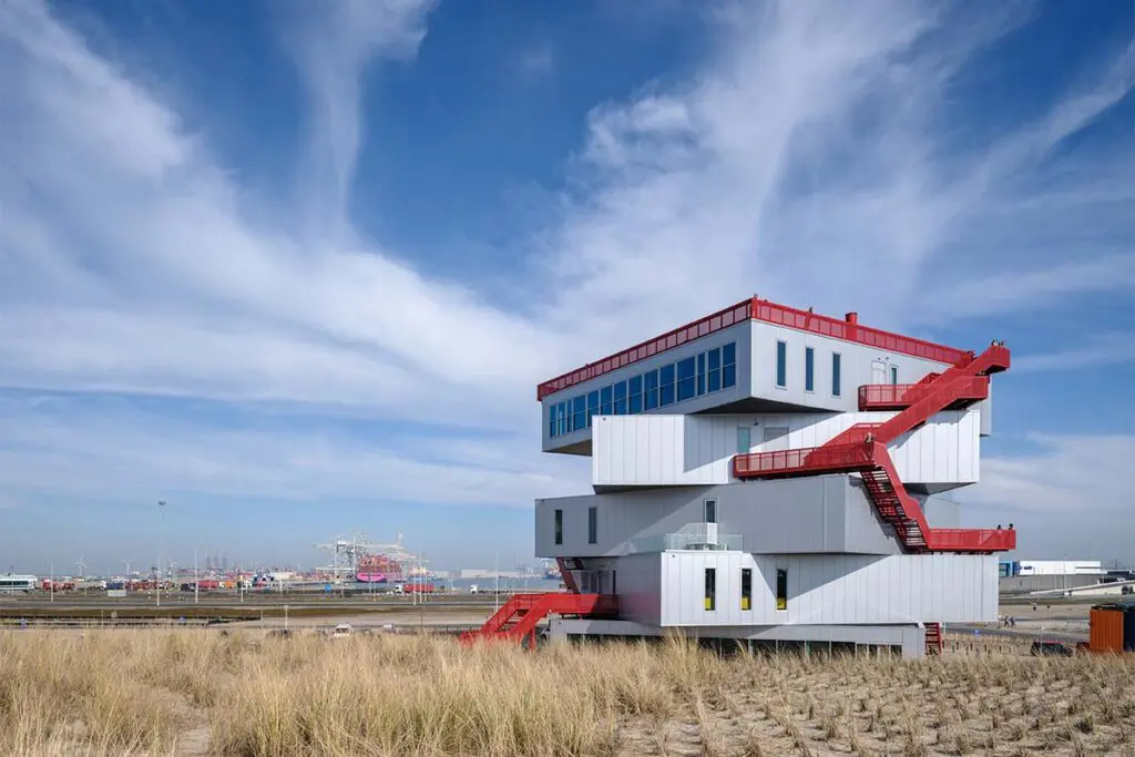 Este edificio es una caja que gira y un epicentro cultural para la vida pública