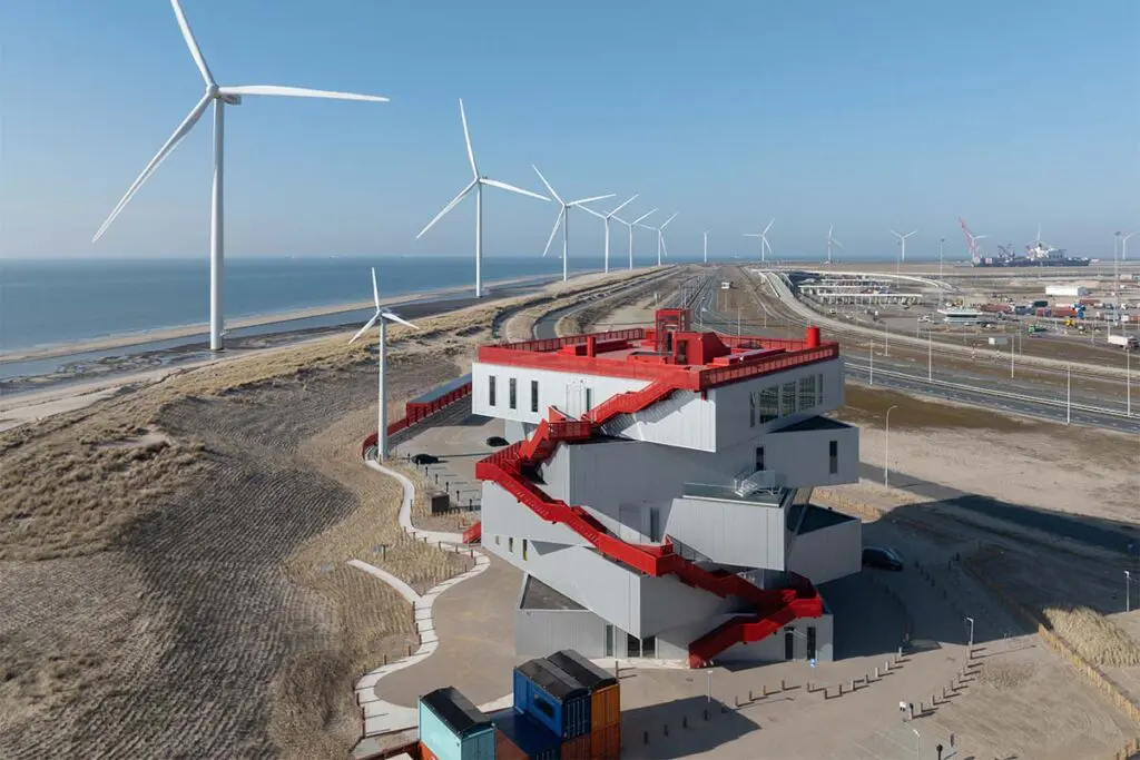 Este edificio es una caja que gira y un epicentro cultural para la vida pública