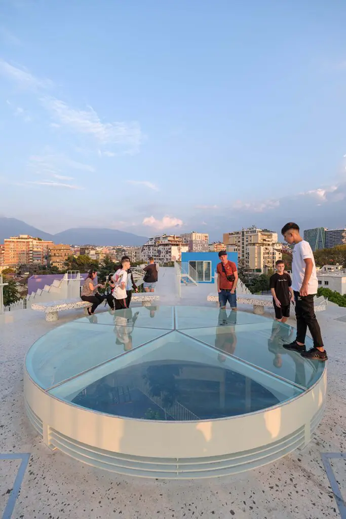 Una pirámide del siglo xxi se erige como centro cultural en la capital de albania