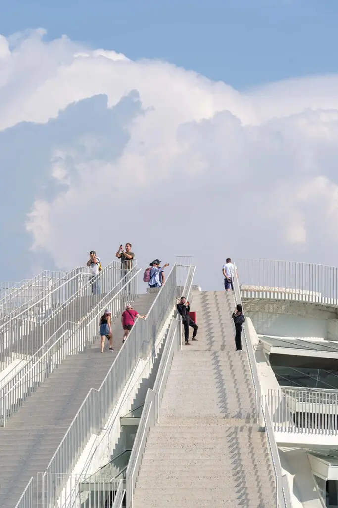 Una pirámide del siglo xxi se erige como centro cultural en la capital de albania