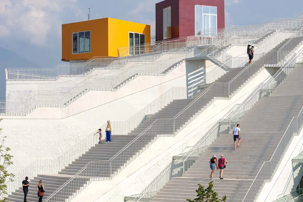 Una pirámide del siglo xxi se erige como centro cultural en la capital de albania