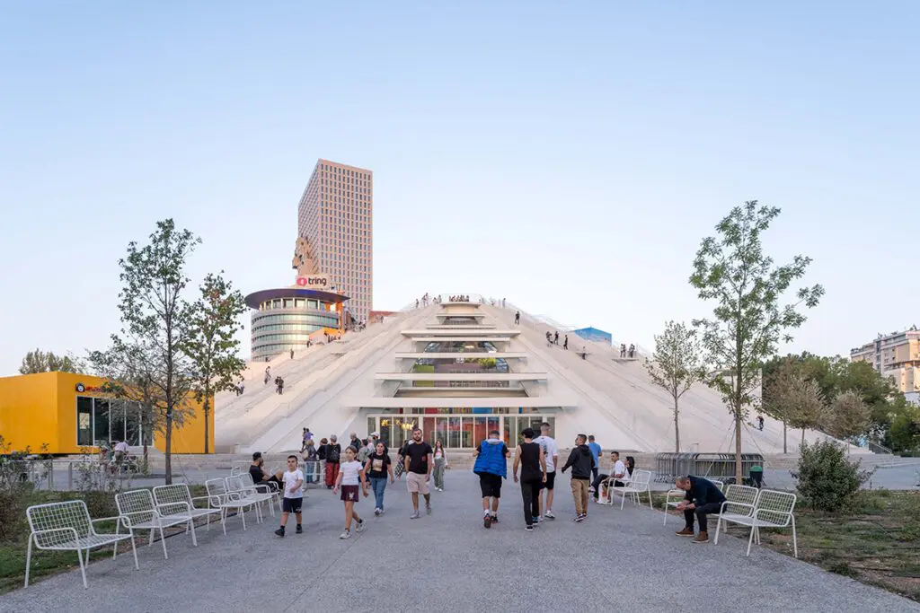 Una pirámide del siglo xxi se erige como centro cultural en la capital de albania