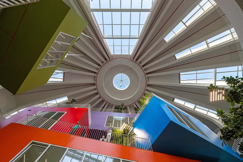 Una pirámide del siglo xxi se erige como centro cultural en la capital de albania