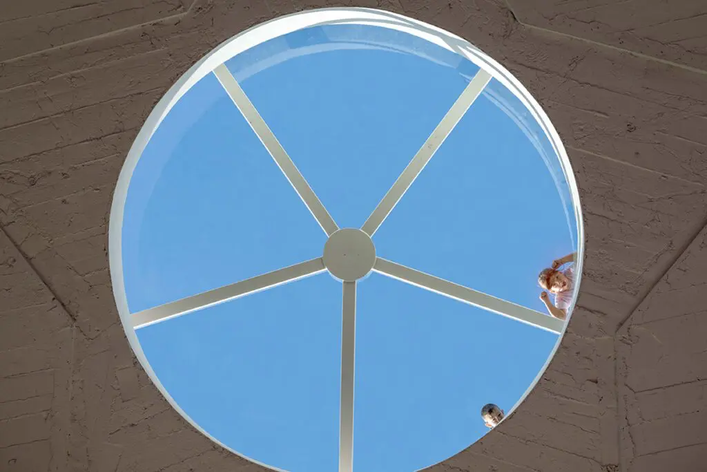 Una pirámide del siglo xxi se erige como centro cultural en la capital de albania