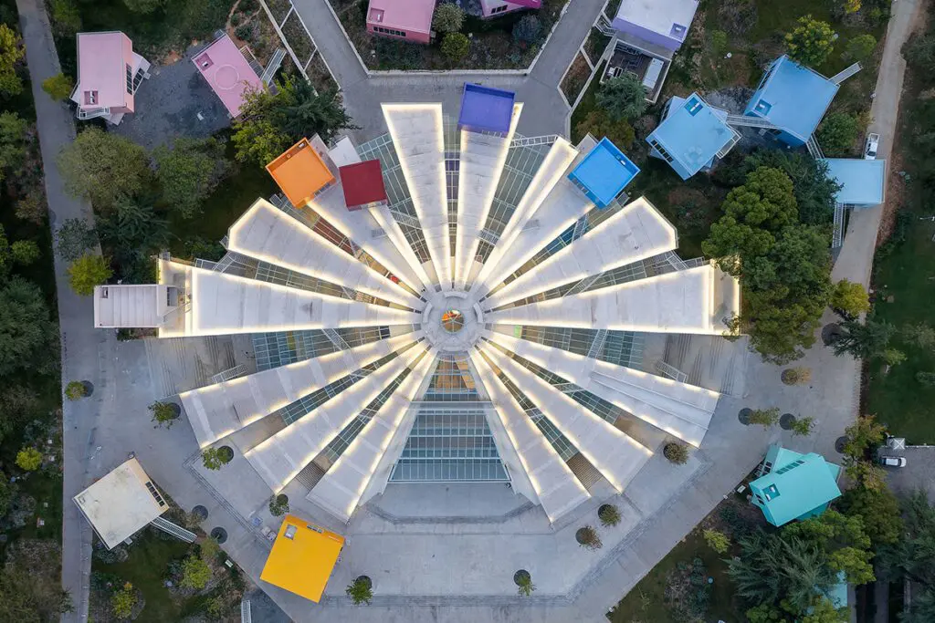 Una pirámide del siglo xxi se erige como centro cultural en la capital de albania