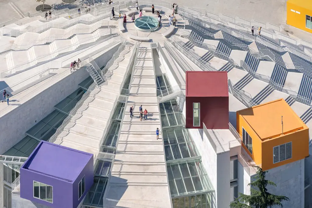 Una pirámide del siglo xxi se erige como centro cultural en la capital de albania