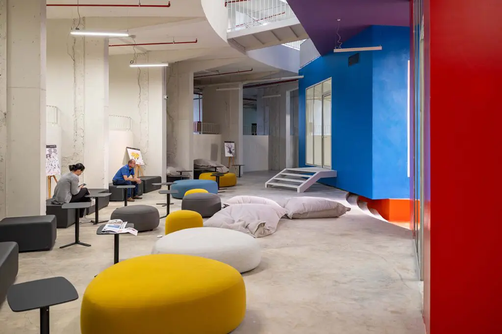 Una pirámide del siglo xxi se erige como centro cultural en la capital de albania