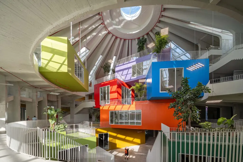 Una pirámide del siglo xxi se erige como centro cultural en la capital de albania