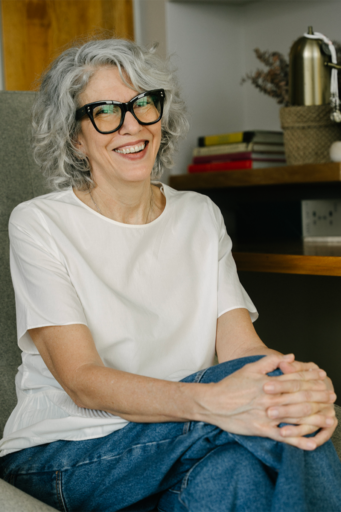 La estética austera de un apartamento en el que se disfruta de un diseño para el descanso