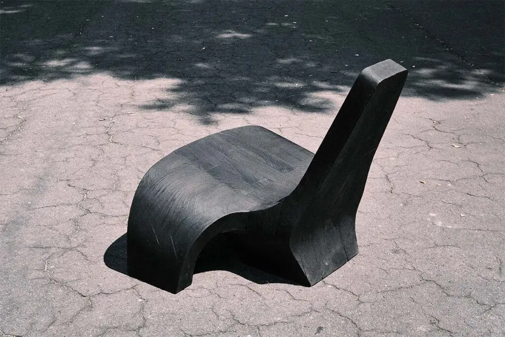 El diseño de una poltrona inspirada en las ruinas de civilizaciones antiguas