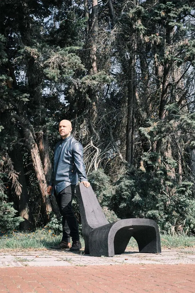 El diseño de una poltrona inspirada en las ruinas de civilizaciones antiguas