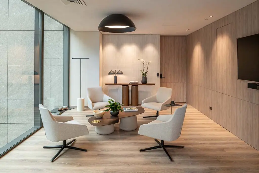 El diseño de una oficina en bogotá inspirada en las mañanas en la montaña