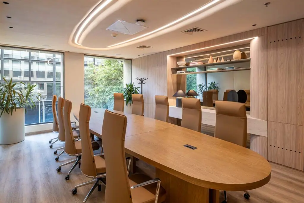 El diseño de una oficina en bogotá inspirada en las mañanas en la montaña