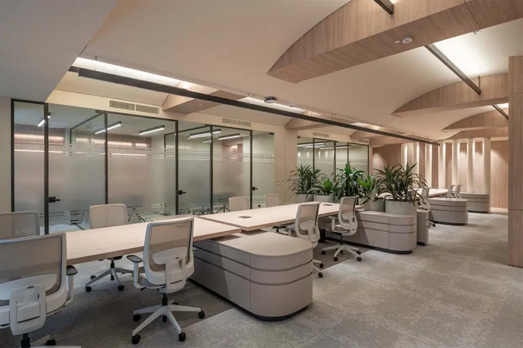 El diseño de una oficina en bogotá inspirada en las mañanas en la montaña