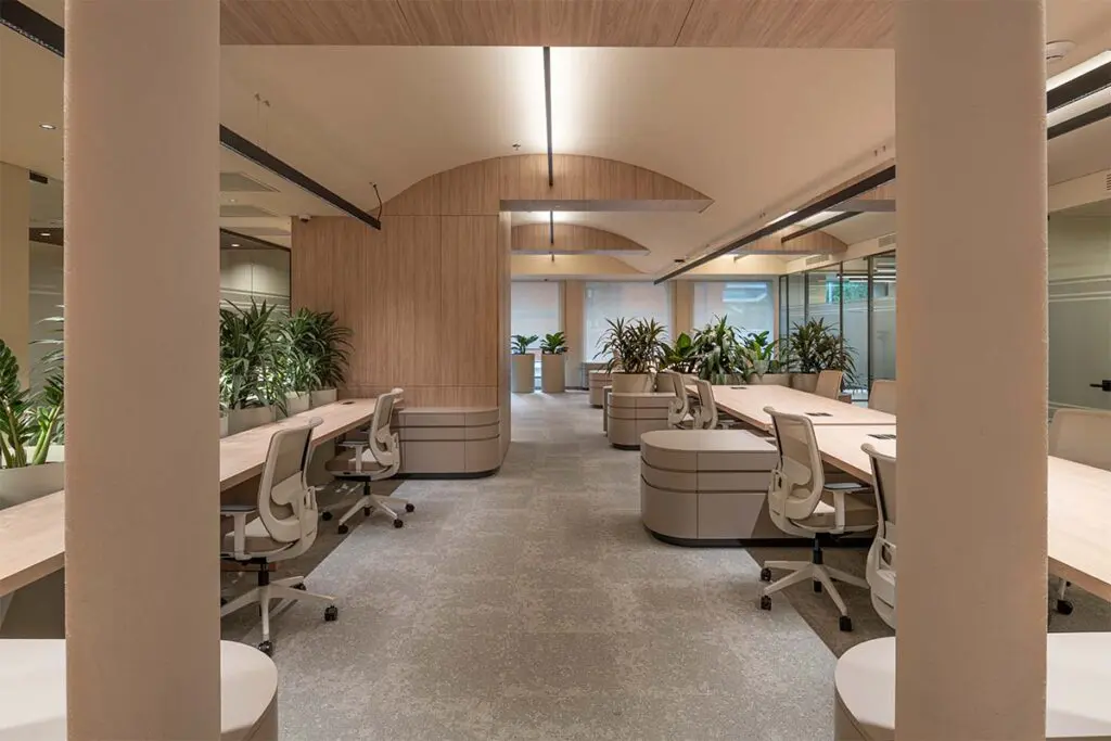 El diseño de una oficina en bogotá inspirada en las mañanas en la montaña