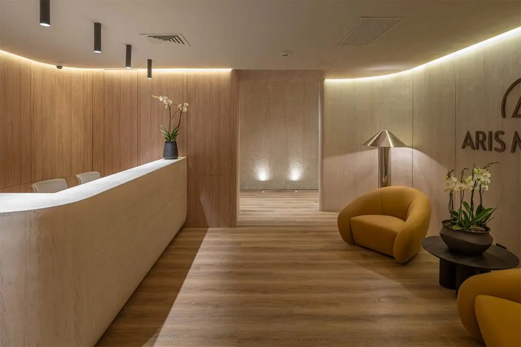 El diseño de una oficina en bogotá inspirada en las mañanas en la montaña