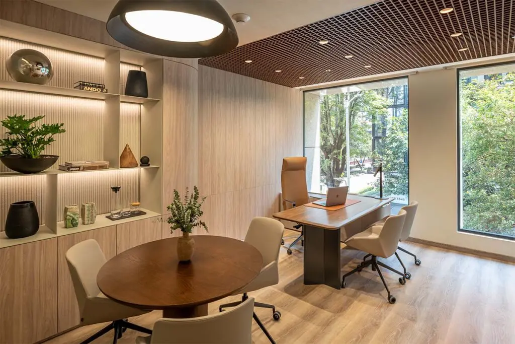 El diseño de una oficina en bogotá inspirada en las mañanas en la montaña