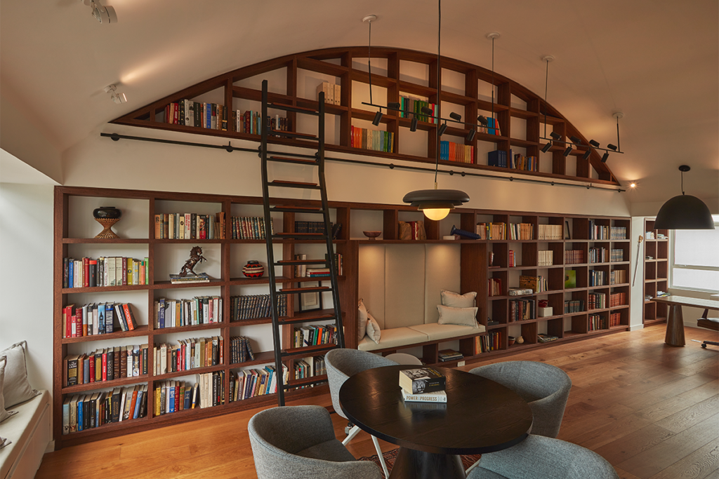 El mayor atributo de esta oficina es que tiene un diseño doméstico y flexible