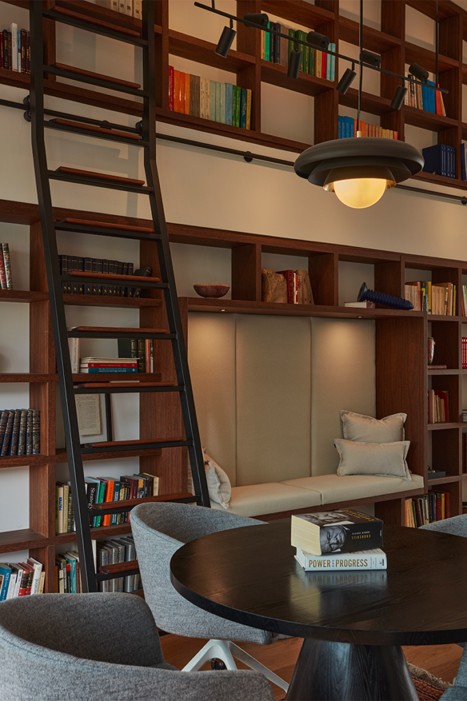 El mayor atributo de esta oficina es que tiene un diseño doméstico y flexible