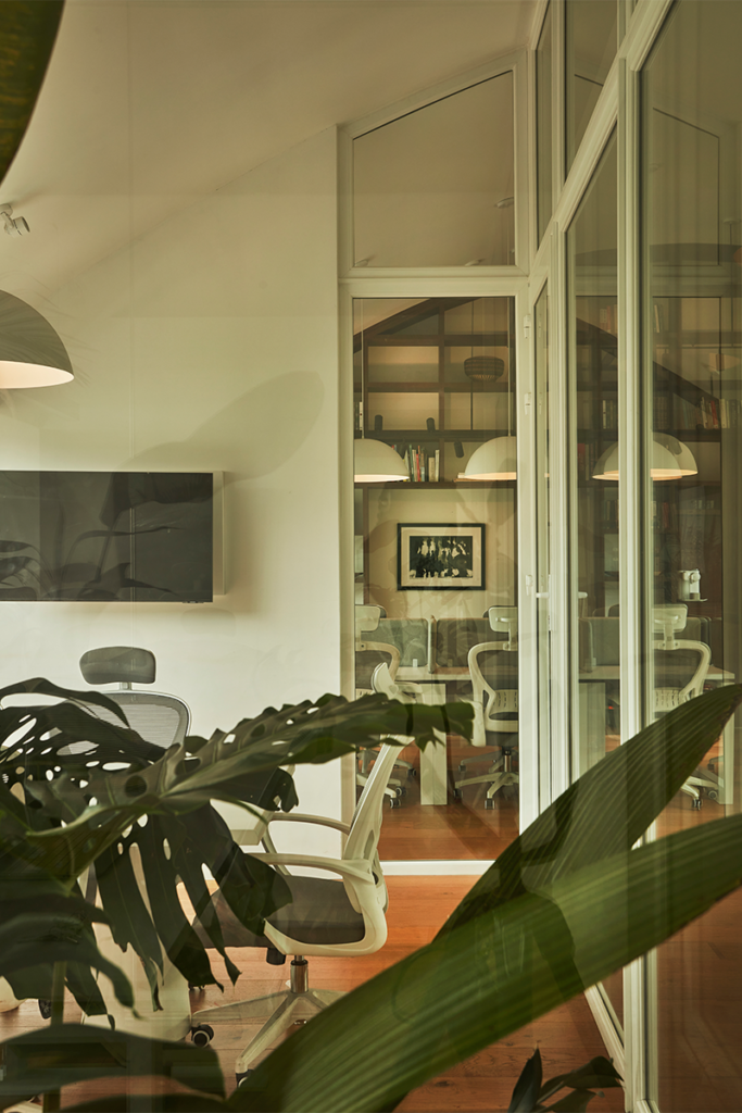 El mayor atributo de esta oficina es que tiene un diseño doméstico y flexible