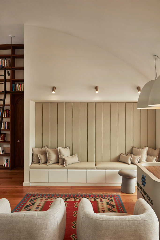 El mayor atributo de esta oficina es que tiene un diseño doméstico y flexible