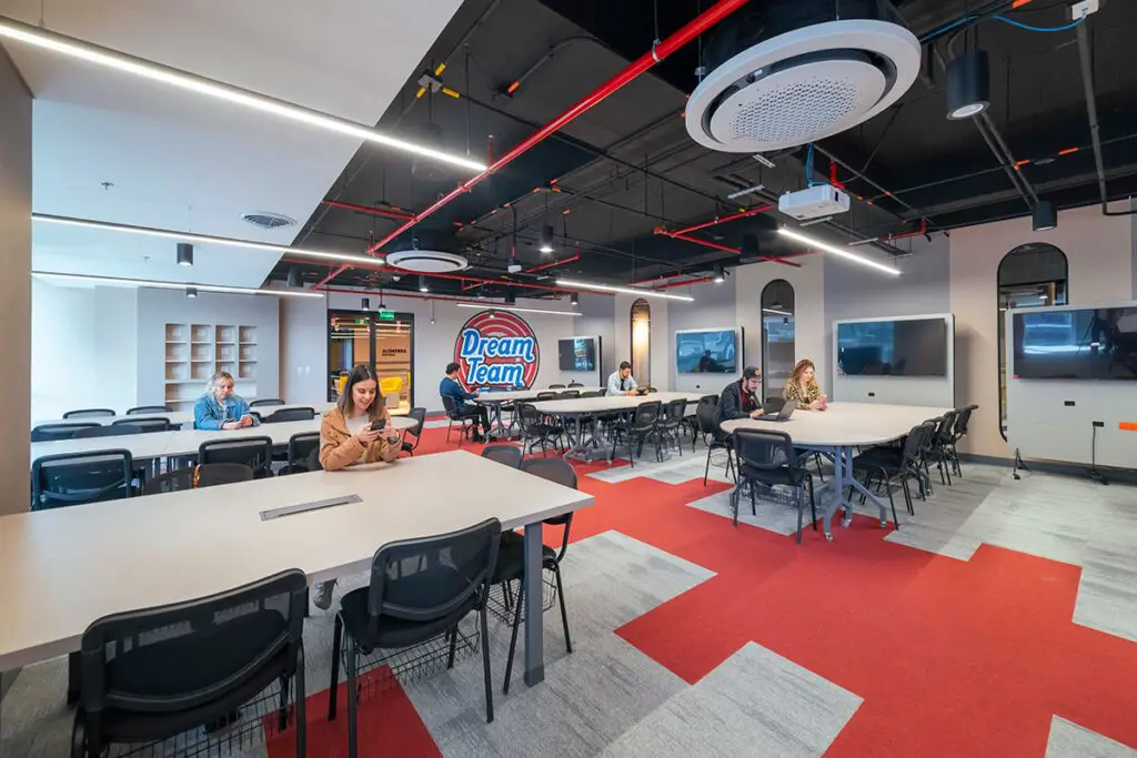 El diseño de estas oficinas en bogotá promueve la creatividad y el trabajo colaborativo El diseño de estas oficinas en bogotá promueve la creatividad y el trabajo colaborativo