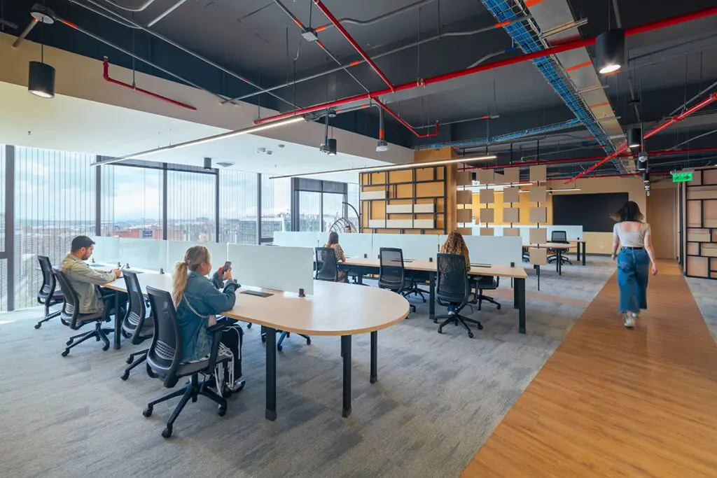 El diseño de estas oficinas en bogotá promueve la creatividad y el trabajo colaborativo El diseño de estas oficinas en bogotá promueve la creatividad y el trabajo colaborativo