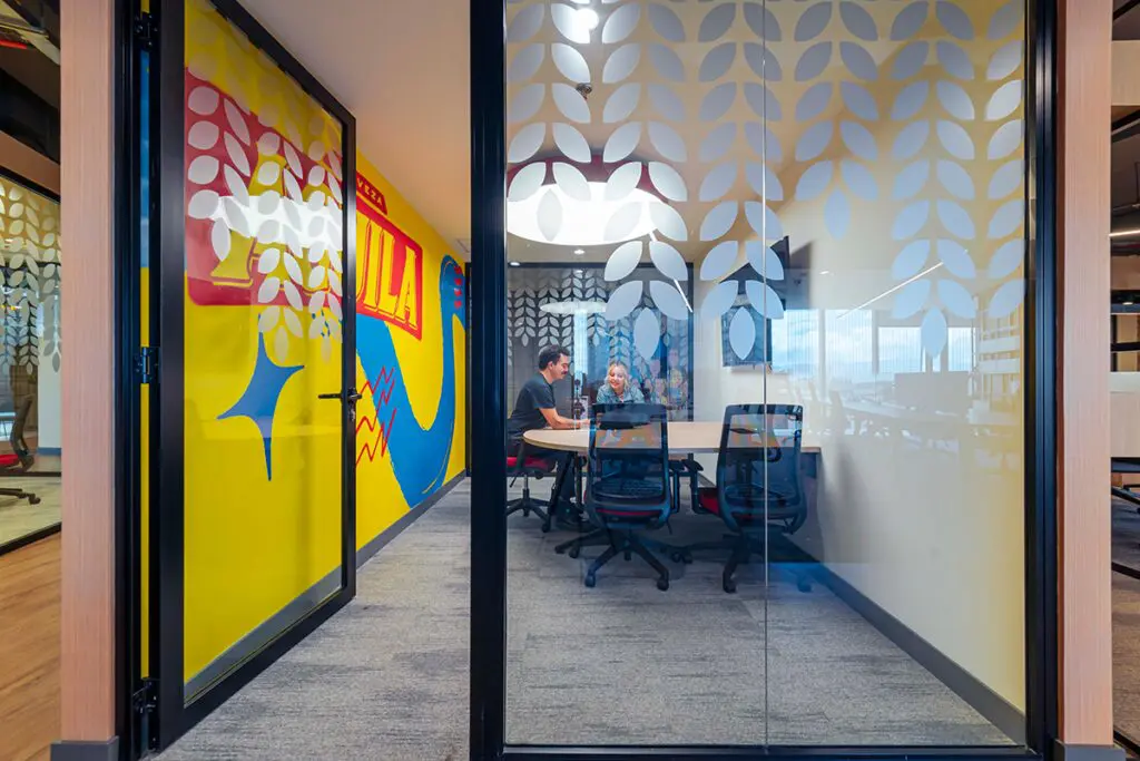 El diseño de estas oficinas en bogotá promueve la creatividad y el trabajo colaborativo El diseño de estas oficinas en bogotá promueve la creatividad y el trabajo colaborativo