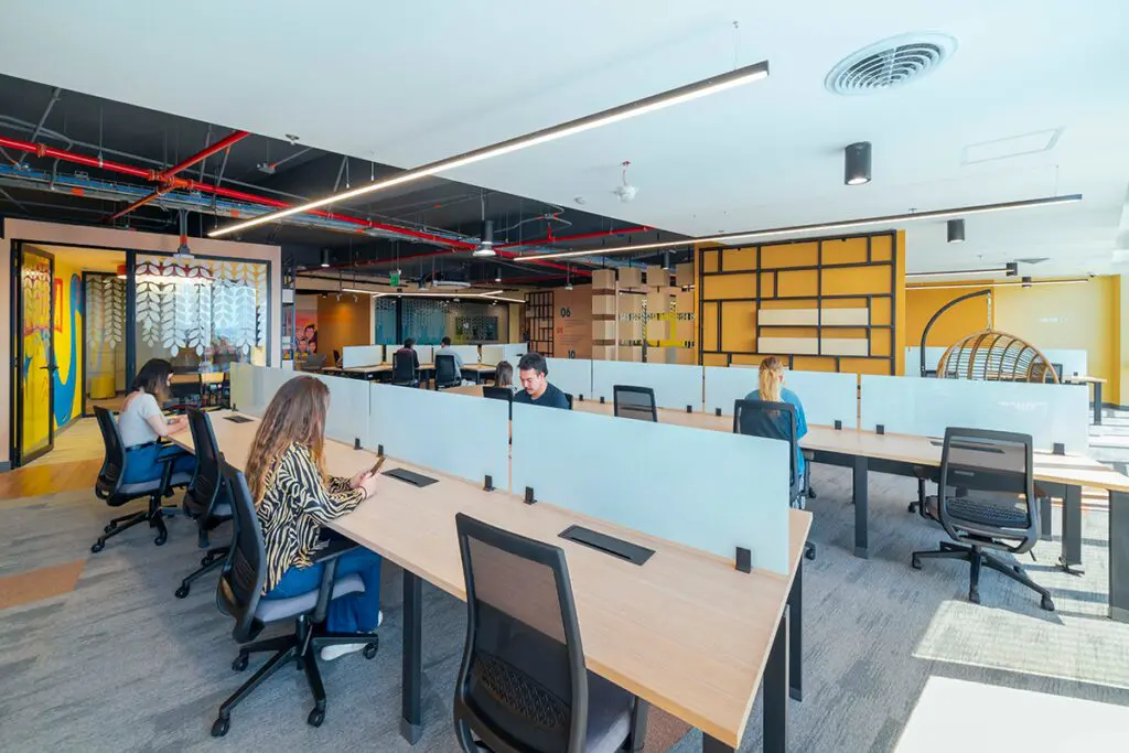 El diseño de estas oficinas en bogotá promueve la creatividad y el trabajo colaborativo El diseño de estas oficinas en bogotá promueve la creatividad y el trabajo colaborativo