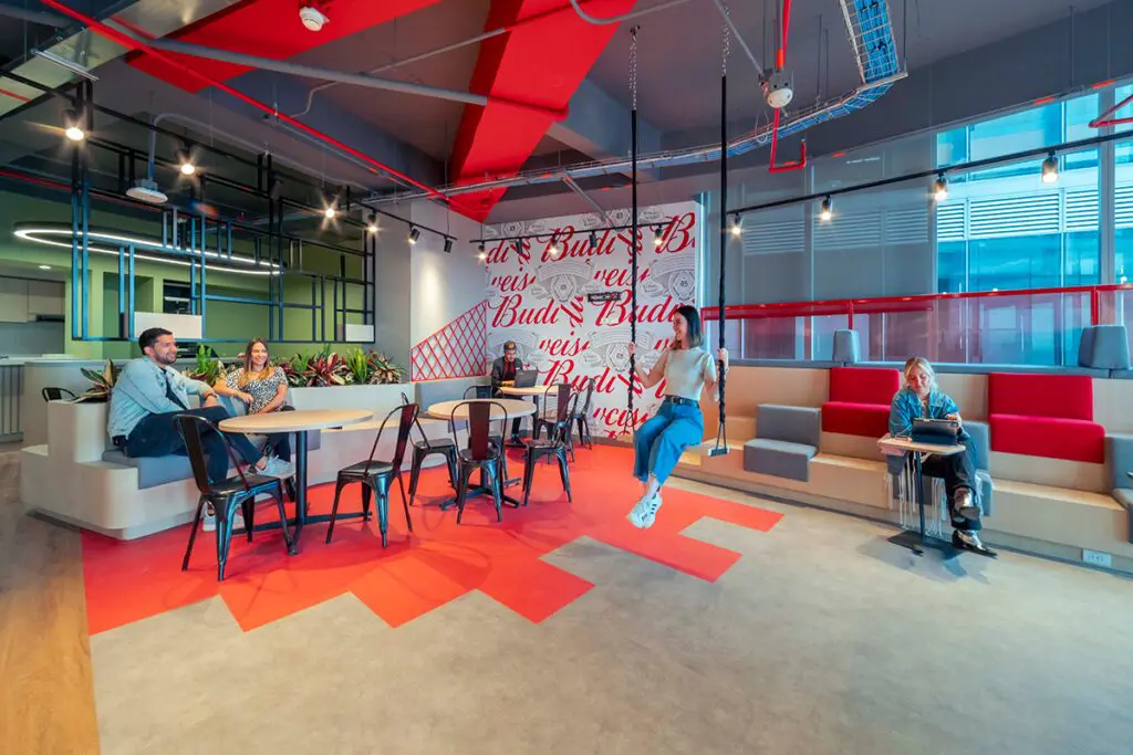 El diseño de estas oficinas en bogotá promueve la creatividad y el trabajo colaborativo El diseño de estas oficinas en bogotá promueve la creatividad y el trabajo colaborativo