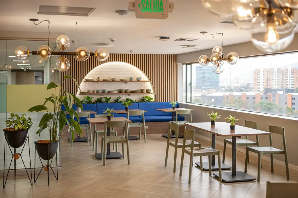 La arquitectura de estas oficinas en bogotá está inspirada en los cafés tipo starbucks  